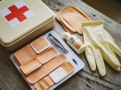 Unauffällige erste‑hilfe‑ausrüstung fürs ufer: kompakt, kindersicher und was wirklich hilft bei schnitten und sonnenstich