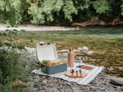 Mit minimalem gepäck: checkliste für ein mehrgängiges picknick am ufer mit thermobox und nachhaltigem geschirr