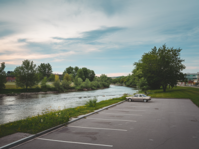 Wie du einen einsamen morgenspaziergang am flussufer planst: parkplatz, beste zeitfenster und sicherheitscheck
